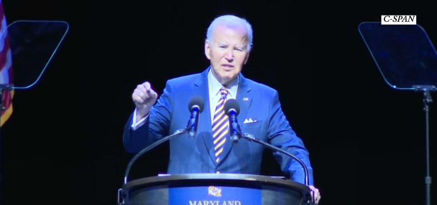 អតីតប្រធានាធិបតី Joe Biden ត្រូវបានស្វាគមន៍ដោយការអបអរសាទរយ៉ាងខ្លាំងនៅពេលដែលគាត់បានរាយបញ្ជី 