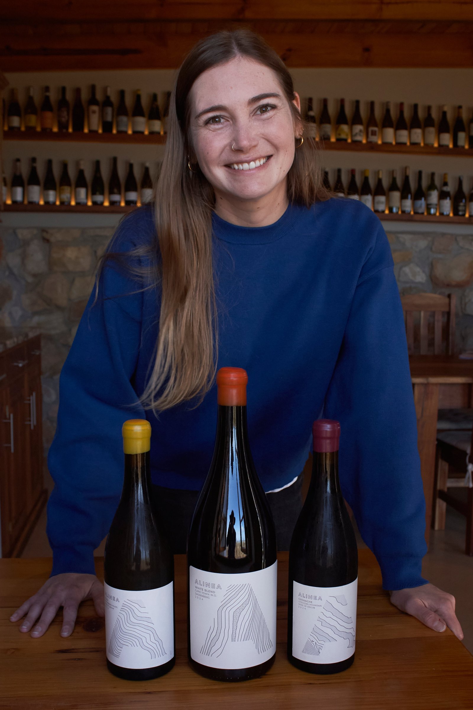 Natasha Jacka ឈរនៅ Cape Town ជាមួយនឹងស្រាមួយចំនួនរបស់នាង