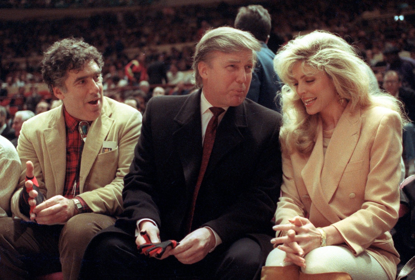 Trump ថតរូបជាមួយតារាសម្តែង Elliot Gould និងដៃគូរបស់គាត់ Marla Maples កំពុងមើល Knicks នៅ MSG ក្នុងឆ្នាំ 1991