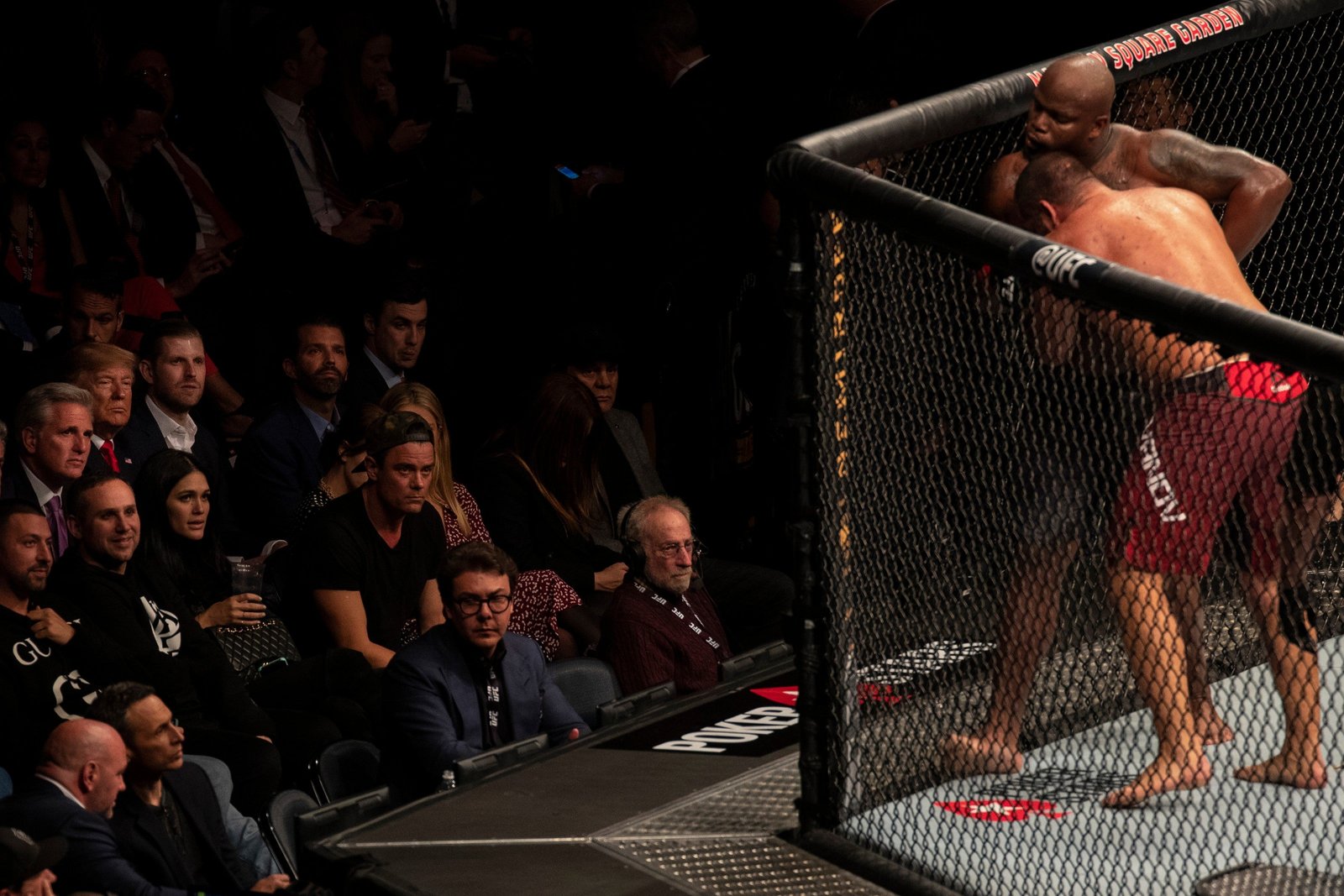 Trump មើល Derrick Lewis ប្រកួតជាមួយ Blagoy Ivanov (ស្តាំ) នៅ UFC 244 នៅ Madison Square Garden ថ្ងៃទី 2 ខែវិច្ឆិកា ឆ្នាំ 2019