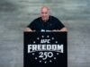 ដល់ពេលដើរលេងក្នុងទ្រុងសេតវិមាន។ UFC ជាព្រឹត្តិការណ៍សំខាន់នៅឯពិធីខួបកំណើតគម្រប់ 80 ឆ្នាំរបស់ Trump