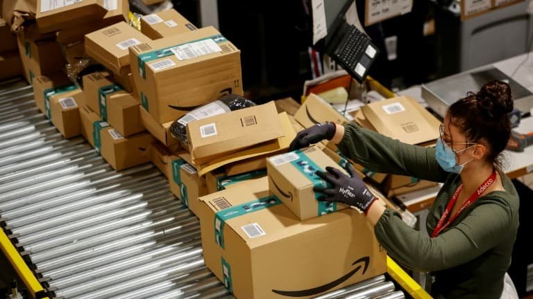 បុគ្គលិក Amazon រៀបចំកញ្ចប់នៅក្នុងឃ្លាំង Bretigny-sur-Orge ថ្ងៃទី 14 ខែធ្នូ ឆ្នាំ 2021