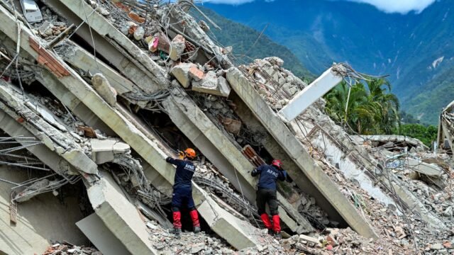 Une-operation-de-sauvetage-pour-retrouver-des-survivants-pris-au-piege-sous-les-decombres-des-batime.jpeg