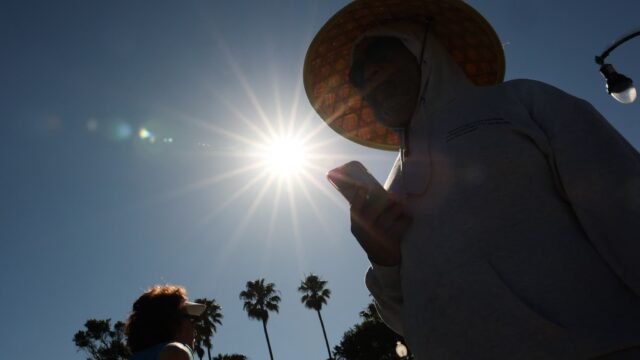 Une-personne-se-protege-du-soleil-en-Californie-le-20-mars-2026-2257030.jpg
