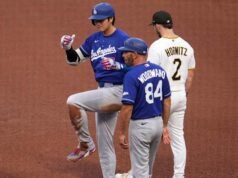 Shohei Ohtani បានចាកចេញពីការប្រកួតរបស់ Dodgers ទល់នឹង Pirates ក្នុងវគ្គទី 7 ជាមួយនឹងការរលាកជង្គង់ខាងឆ្វេង។