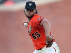 MLB កំពុងព្រមានអ្នកលេងកុំឱ្យផ្លាស់ប្តូរឯកសណ្ឋានរបស់ពួកគេ បន្ទាប់ពី Giants pitchers បានបន្ថែមខគម្ពីរនៅ Pride Night