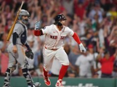ក្រុម Red Sox បានយកឈ្នះលើក្រុម Yankees 5-4 ក្នុងរយៈពេល 10 ដងដើម្បីបញ្ចប់ការប្រកួតចំនួន 4 បន្ទាប់ពី Grey បានចាញ់ការដេញថ្លៃដែលមិនធ្លាប់មាន។