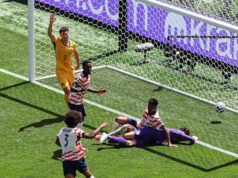 ដោយមិនមានកីឡាករ Christian Pulisic ដែលរងរបួសនោះ សហរដ្ឋអាមេរិកបានយកឈ្នះលើក្រុមអូស្ត្រាលីក្នុងលទ្ធផល 2-0 និងបានឈានដល់វគ្គជម្រុះនៃព្រឹត្តិការណ៍ World Cup