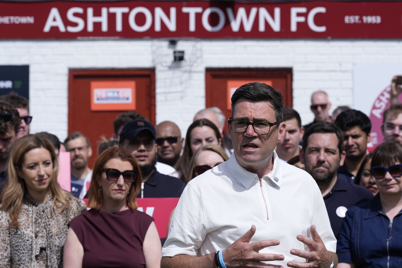 Andy Burnham ថ្លែងសុន្ទរកថាទៅកាន់អ្នកគាំទ្រ Ashton Town FC បន្ទាប់ពីបានឈ្នះការបោះឆ្នោតដោយ Makerfield