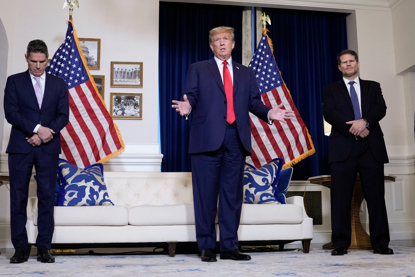 លោកប្រធានាធិបតី Donald Trump ថ្លែងទៅកាន់ប្រព័ន្ធផ្សព្វផ្សាយនៅសណ្ឋាគារមួយក្នុងទីក្រុង Washington កាលពីថ្ងៃអង្គារទី 9 ខែមករា ឆ្នាំ 2024 បន្ទាប់ពីបានចូលរួមសវនាការមួយនៅចំពោះមុខតុលាការឧទ្ធរណ៍ DC Circuit Court នៅឯតុលាការសហព័ន្ធក្នុងទីក្រុង Washington ជាមួយនឹងមេធាវី John Lauro (ឆ្វេង) និង D. John Sauer (ស្តាំ) ។ (រូបថត AP / Susan Walsh) (រូបថត AP / Susan Walsh)