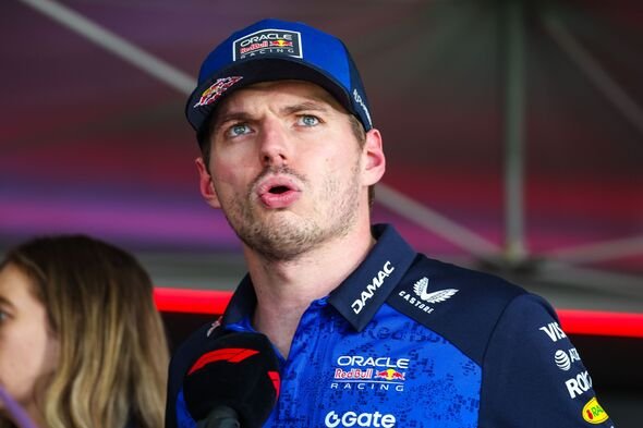 Max Verstappen និយាយជាមួយប៊ិចប្រព័ន្ធផ្សព្វផ្សាយ