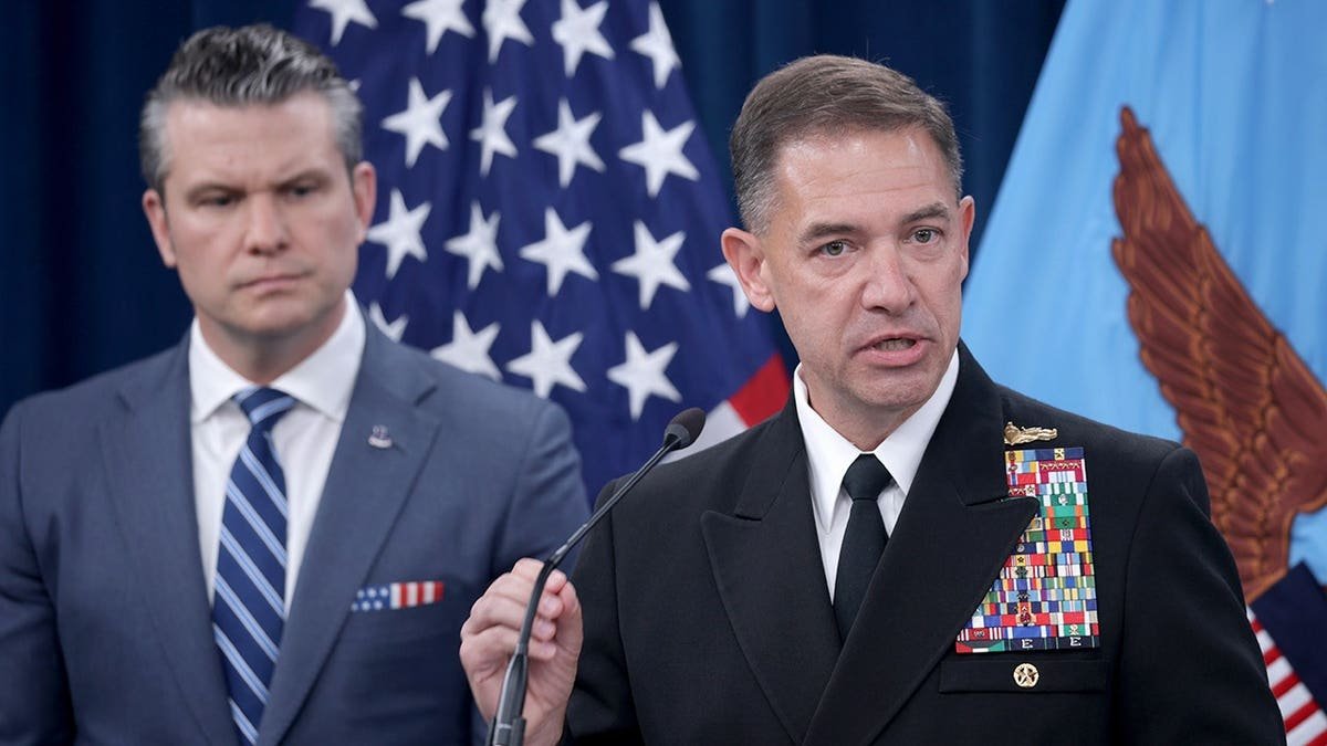 មេបញ្ជាការ CENTCOM ឧត្តមនាវី Brad Cooper និងលេខាធិការនៃសង្គ្រាម Pete Hegseth