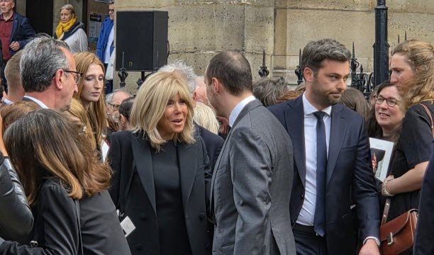 Brigitte Macron ក្នុងពិធីបុណ្យសពលោក Bernadette Chirac នៅថ្ងៃសុក្រនេះនៅទីក្រុងប៉ារីស។ រូបថតរបស់ EBRA/Christine Beranger