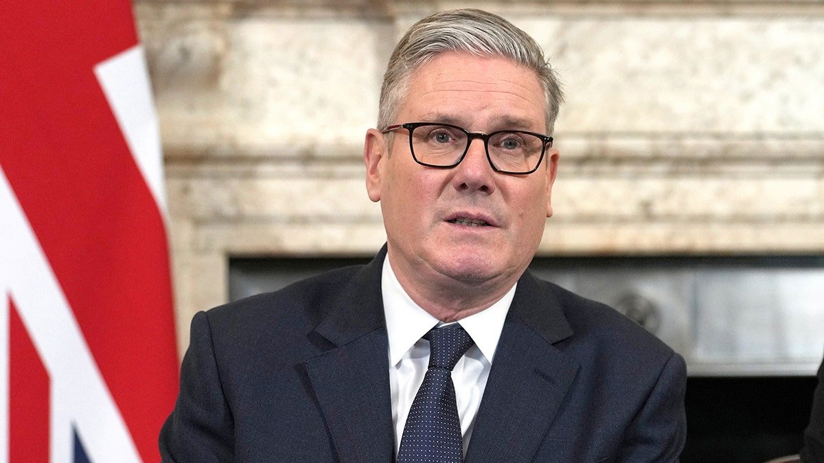 នាយករដ្ឋមន្ត្រីអង់គ្លេស Keir Starmer ថ្លែងនៅឯវេទិកាមួយ។
