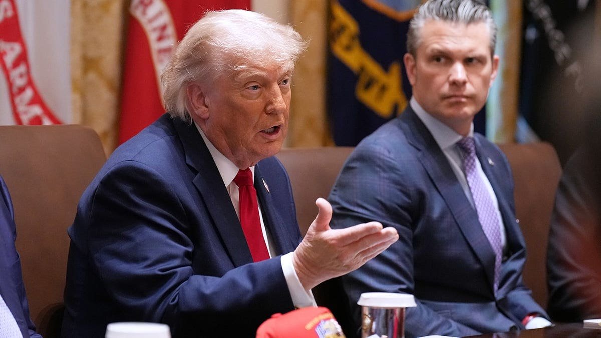 លោកប្រធានាធិបតី Donald Trump ថ្លែងក្នុងកិច្ចប្រជុំគណៈរដ្ឋមន្ត្រី ខណៈដែលរដ្ឋមន្ត្រីក្រសួងសង្រ្គាមលោក Pete Hegseth ពិនិត្យ