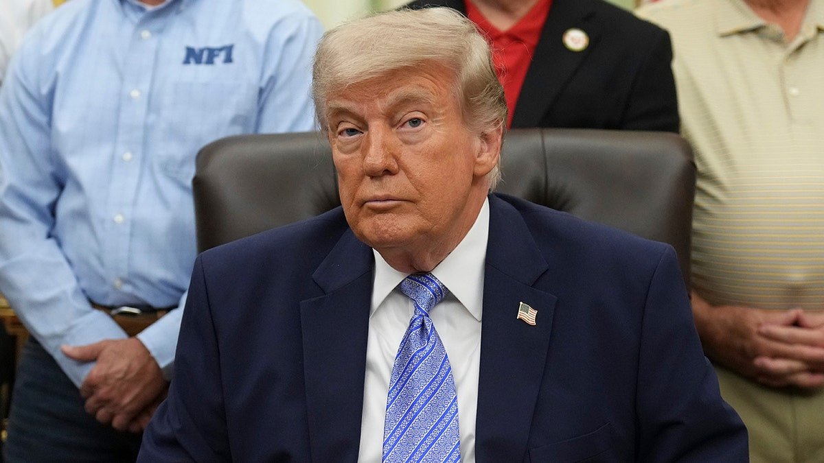 លោកប្រធានាធិបតី Donald Trump ឈរនៅការិយាល័យរាងពងក្រពើក្នុងសេតវិមាន