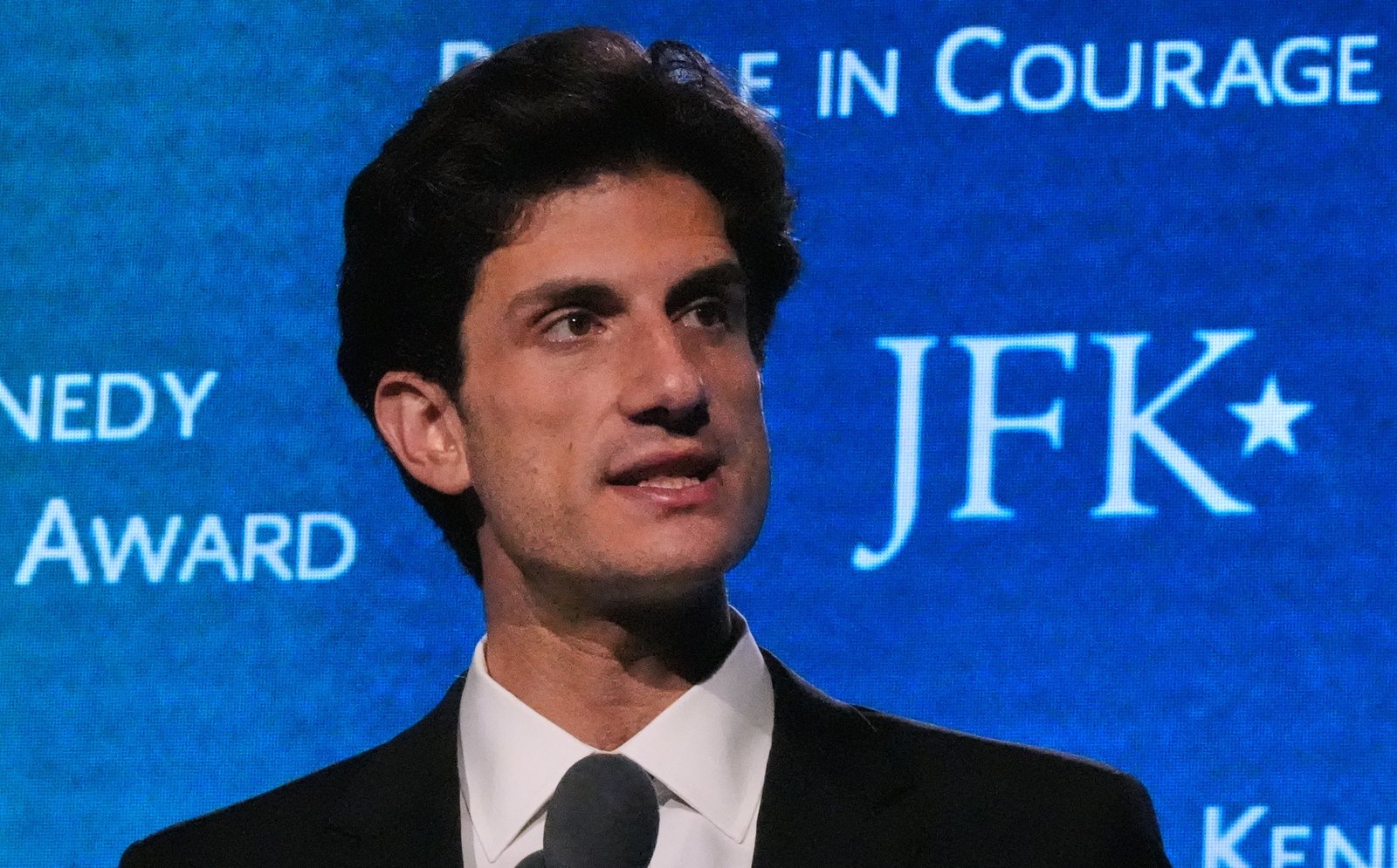 Jack Schlossberg ចៅប្រុសរបស់អតីតប្រធានាធិបតី John F. Kennedy ថ្លែងសុន្ទរកថាមួយក្នុងពិធីប្រគល់ពានរង្វាន់ Profile in Courage