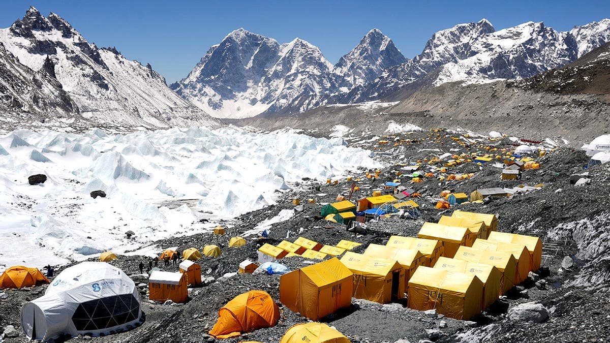 តង់​តាំង​នៅ​ជំរុំ Everest Base ក្នុង​ស្រុក Solukhumbu ក្នុង​ប្រទេស​នេប៉ាល់