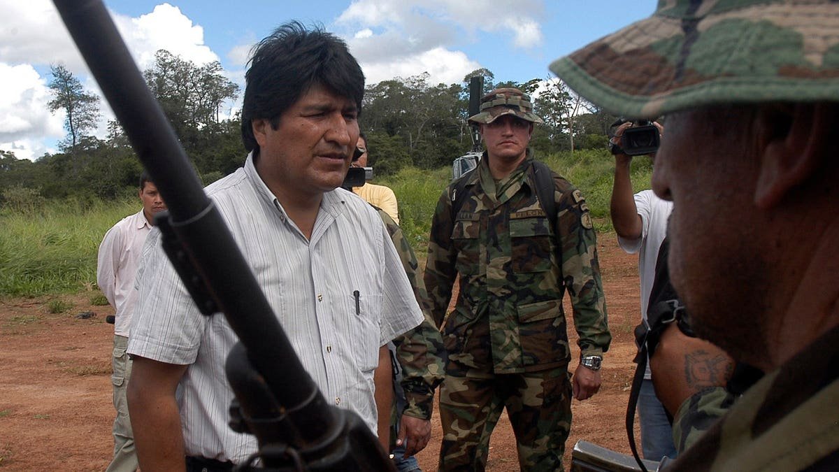 ប្រធានាធិបតីបូលីវី Evo Morales ស្វាគមន៍សមាជិកនៃកងកម្លាំងប្រឆាំងគ្រឿងញៀនបូលីវីក្នុងខេត្ត Santa Cruz