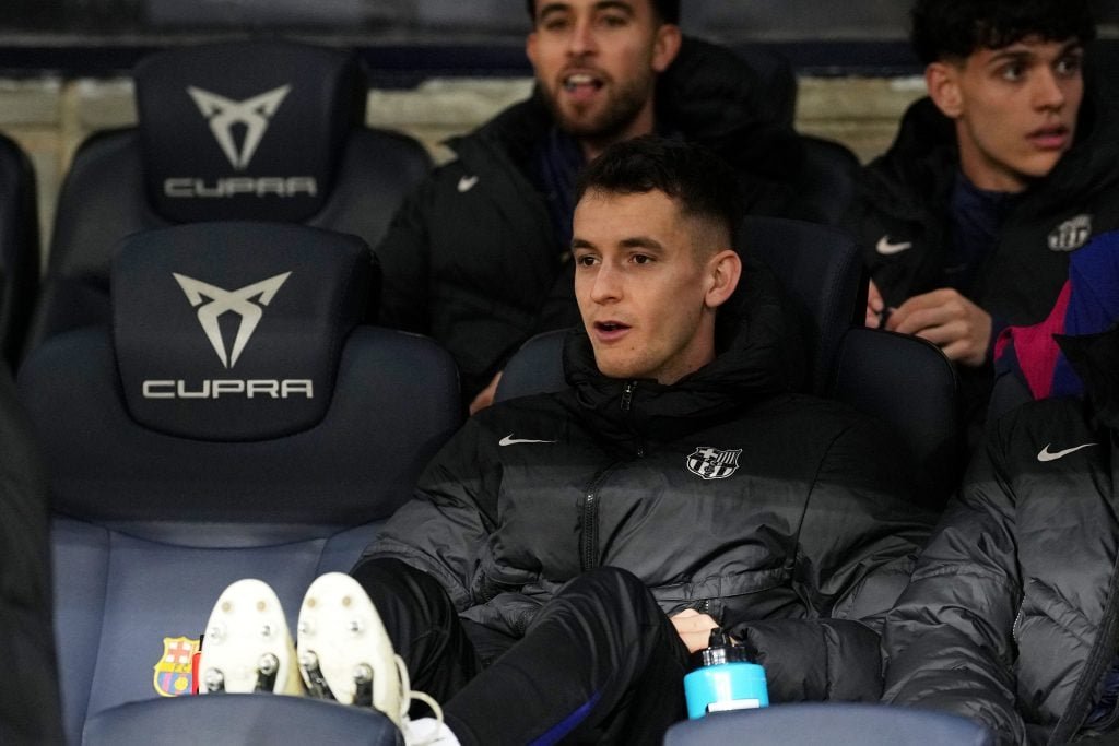 BARCELONA, SPAIN - ថ្ងៃទី 25 ខែកុម្ភៈ: Marc Casado របស់ FC Barcelona សម្លឹងមើលពេលកំពុងអង្គុយលើកៅអីបម្រុងក្នុងអំឡុងការប្រកួតវគ្គពាក់កណ្តាលផ្តាច់ព្រ័ត្រ Copa del Rey រវាង FC Barcelona និង Atletico de Madrid នៅ Estadi Olimpic Lluis Companys នៅថ្ងៃទី 25 ខែកុម្ភៈ ឆ្នាំ 2025 ក្នុងទីក្រុង Barcelona ប្រទេសអេស្ប៉ាញ។ (រូបថតដោយ Alex Caparros / Getty Images)