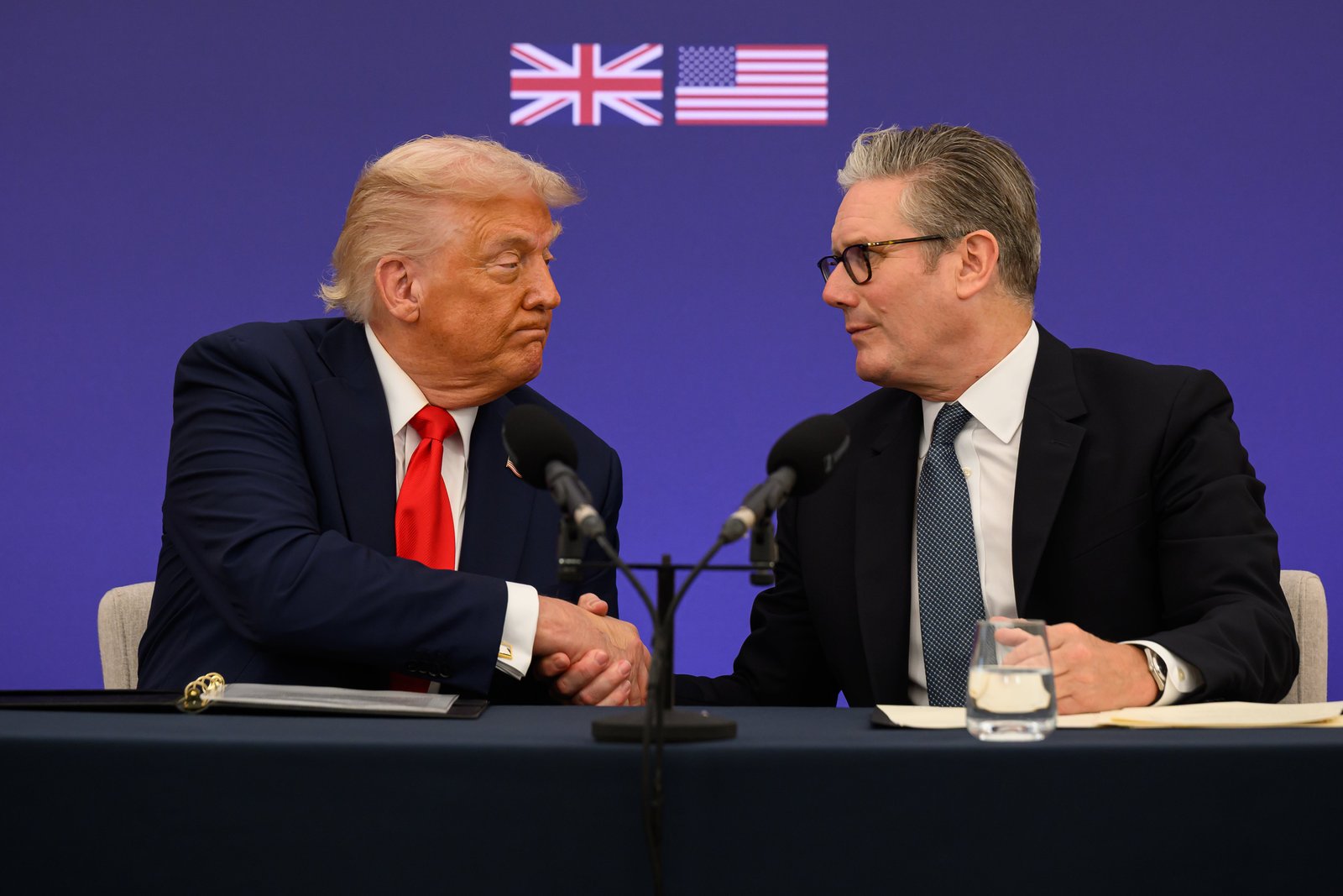 ការរិះគន់របស់លោក Trump លើនាយករដ្ឋមន្ត្រីអង់គ្លេស Keir Starmer បានផ្តោតលើការស្ទាក់ស្ទើររបស់ចក្រភពអង់គ្លេសក្នុងការគាំទ្រការវាយប្រហារដោយយោធារបស់សហរដ្ឋអាមេរិកប្រឆាំងនឹងអ៊ីរ៉ង់ គោលនយោបាយអន្តោប្រវេសន៍របស់ចក្រភពអង់គ្លេស និងយុទ្ធសាស្រ្តថាមពលកកើតឡើងវិញរបស់ប្រទេស។
