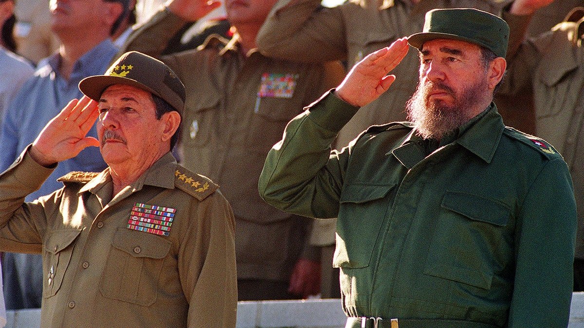 Fidel Castro និងប្អូនប្រុសរបស់គាត់ Raul Castro ចូលរួមនៅក្នុងក្បួនដង្ហែរនៅទីក្រុង Havana ប្រទេសគុយបា