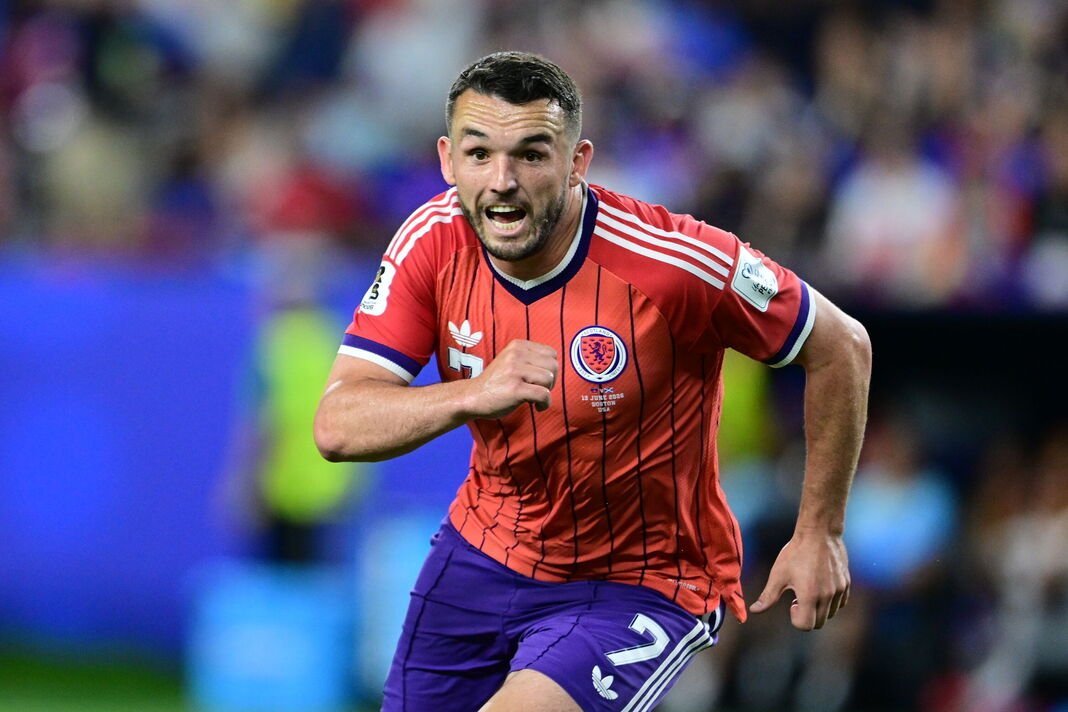 លោក John McGinn 