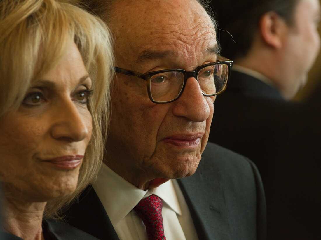 អតីតប្រធាន Fed លោក Alan Greenspan និងភរិយា អ្នកកាសែតទូរទស្សន៍ Andrea Mitchell ចូលរួមពិធីទទួលស្វាគមន៍ជាមួយនាយករដ្ឋមន្ត្រីជប៉ុន Yoshihiko Noda នៅស្ថានទូតជប៉ុនក្នុងទីក្រុង Washington, DC នៅថ្ងៃទី 29 ខែមេសា ឆ្នាំ 2012។