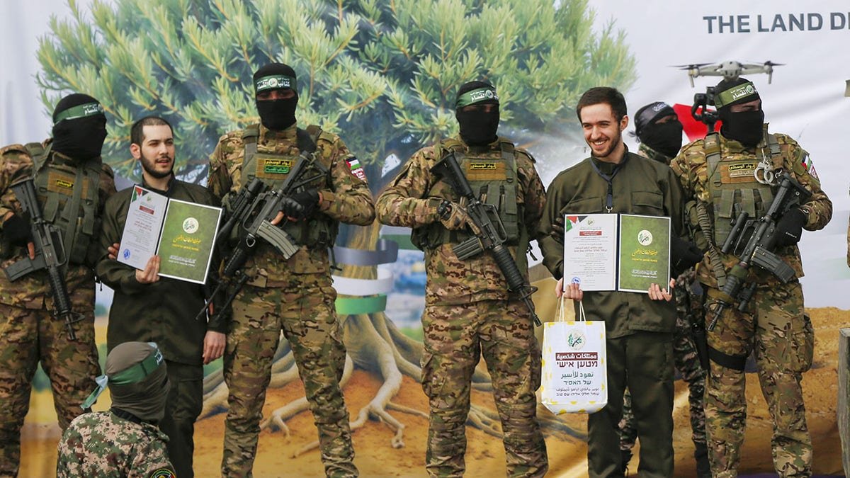 សមាជិកនៃកងពលតូច Al-Qassam ប្រគល់ចំណាប់ខ្មាំងអ៊ីស្រាអែលទៅគណៈកម្មាធិការអន្តរជាតិនៃកាកបាទក្រហមនៅតំបន់ហ្គាហ្សា
