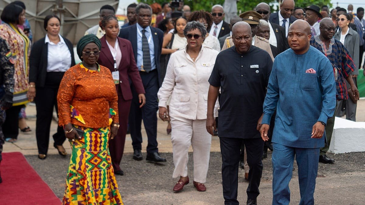 John Dramani Mahama និង Mia Amor Mottley ចូលរួមពិធីដាក់កម្រងផ្កានៅវិមាន Christiansborg ក្នុងទីក្រុង Accra ប្រទេសហ្គាណា។