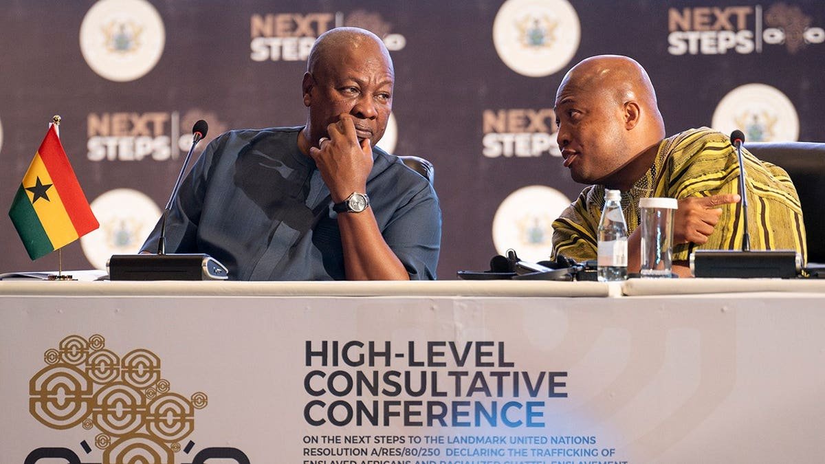 John Dramani Mahama និង Samuel Okudzeto Ablakwa អង្គុយនៅតុសន្និសីទក្នុងទីក្រុង Accra ប្រទេសហ្គាណា។