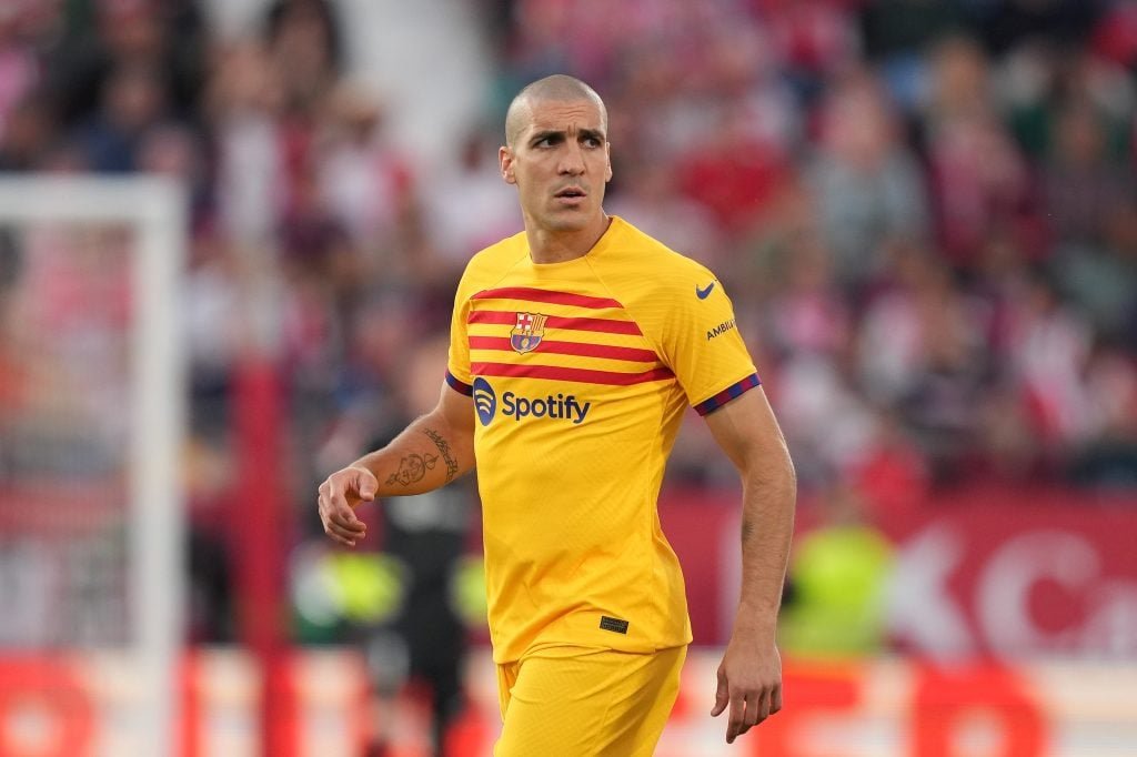 GIRONA, SPAIN - ថ្ងៃទី 04 ឧសភា៖ Oriol Romeu របស់ FC Barcelona ទស្សនាអំឡុងពេលការប្រកួត LaLiga EA Sports រវាង FC Girona និង FC Barcelona នៅកីឡដ្ឋាន Montilivi ថ្ងៃទី 04 ខែឧសភា ឆ្នាំ 2024 ក្នុងទីក្រុង Girona ប្រទេសអេស្ប៉ាញ។ (រូបថតដោយ Alex Caparros/Getty Images) (រូបថតដោយ Alex Caparros/Getty Images)