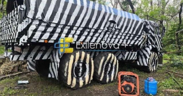 guerre-en-ukraine-pour-dejouer-les-drones-la-russie-teste-un-camouflage-zebre-sur-ses-camions-kamaz.jpeg