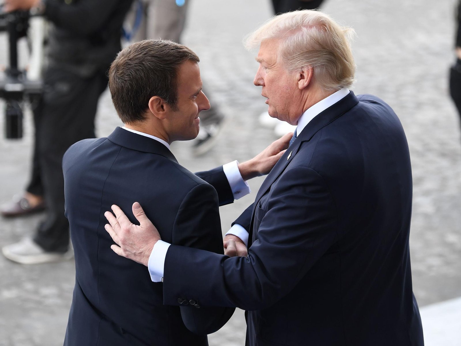 Trump និង Macron ចាប់ដៃគ្នាជិត 30 វិនាទី ពេលចូលរួមក្នុងព្រឹត្តិការណ៍មួយក្នុងប្រទេសបារាំង