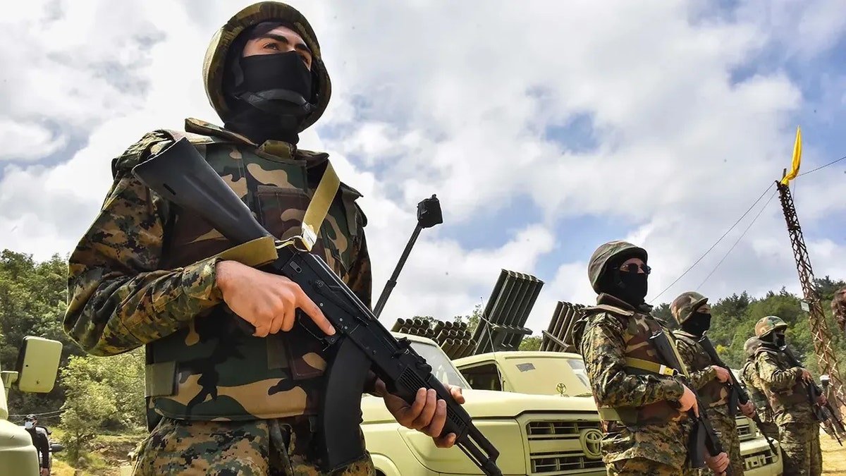 ភេរវករ Hezbollah កាន់កាំភ្លើងជាក្រុម