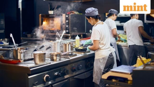 iStock-woman_chef_1710693230311_1781602070524_0c998080-e90d-4479-b6b8-df11ba123219.jpg