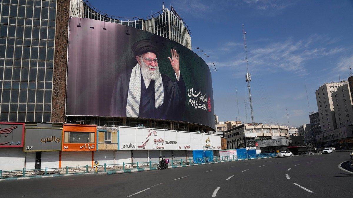 ផ្ទាំងប៉ាណូដែលមានរូប Ayatollah Ali Khamenei ពីលើទីលានទទេក្នុងទីក្រុង Tehran