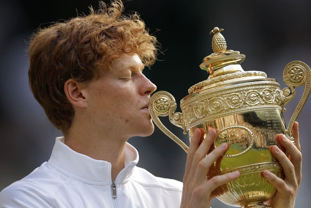 Jannik Sinner ថើប​ពាន Wimbledon