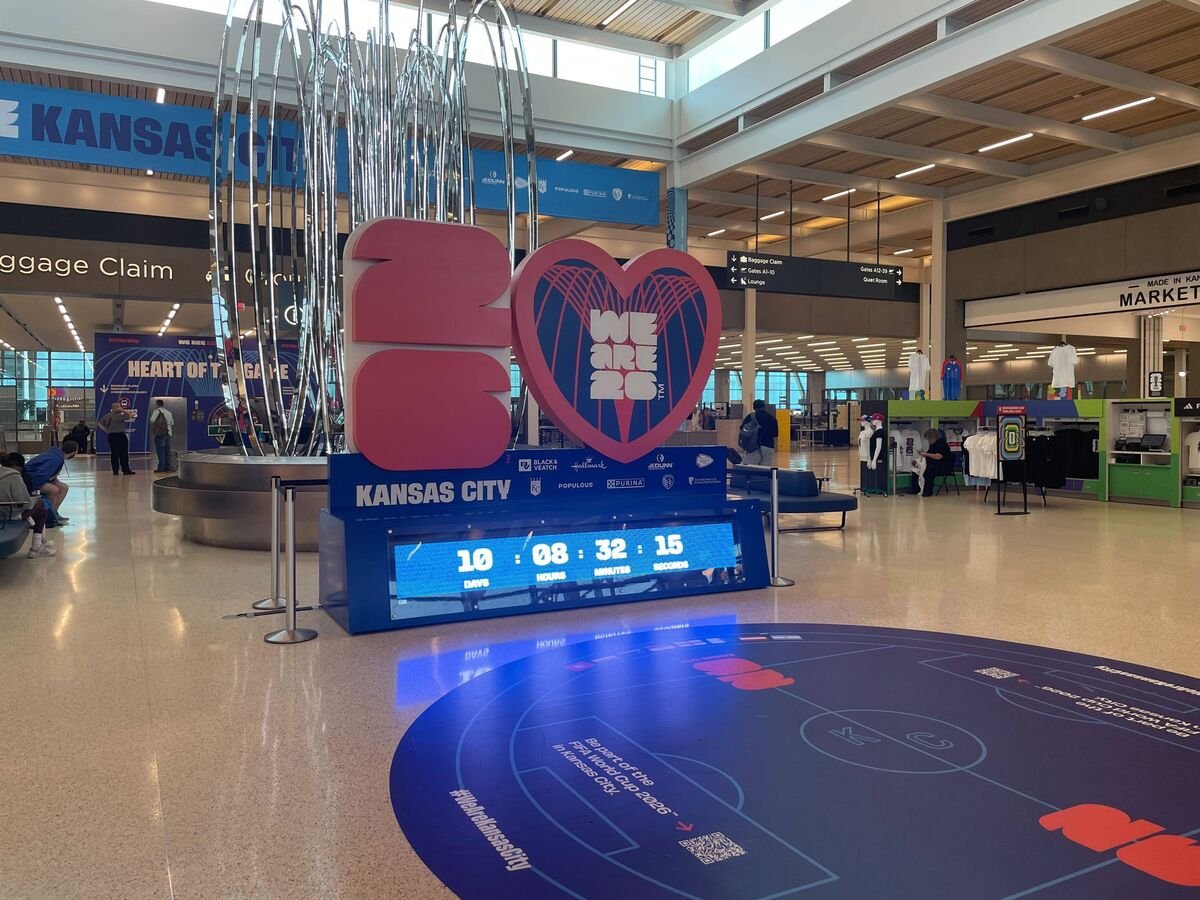 ស្លាកយីហោ World Cup នៅអាកាសយានដ្ឋាន Kansas City