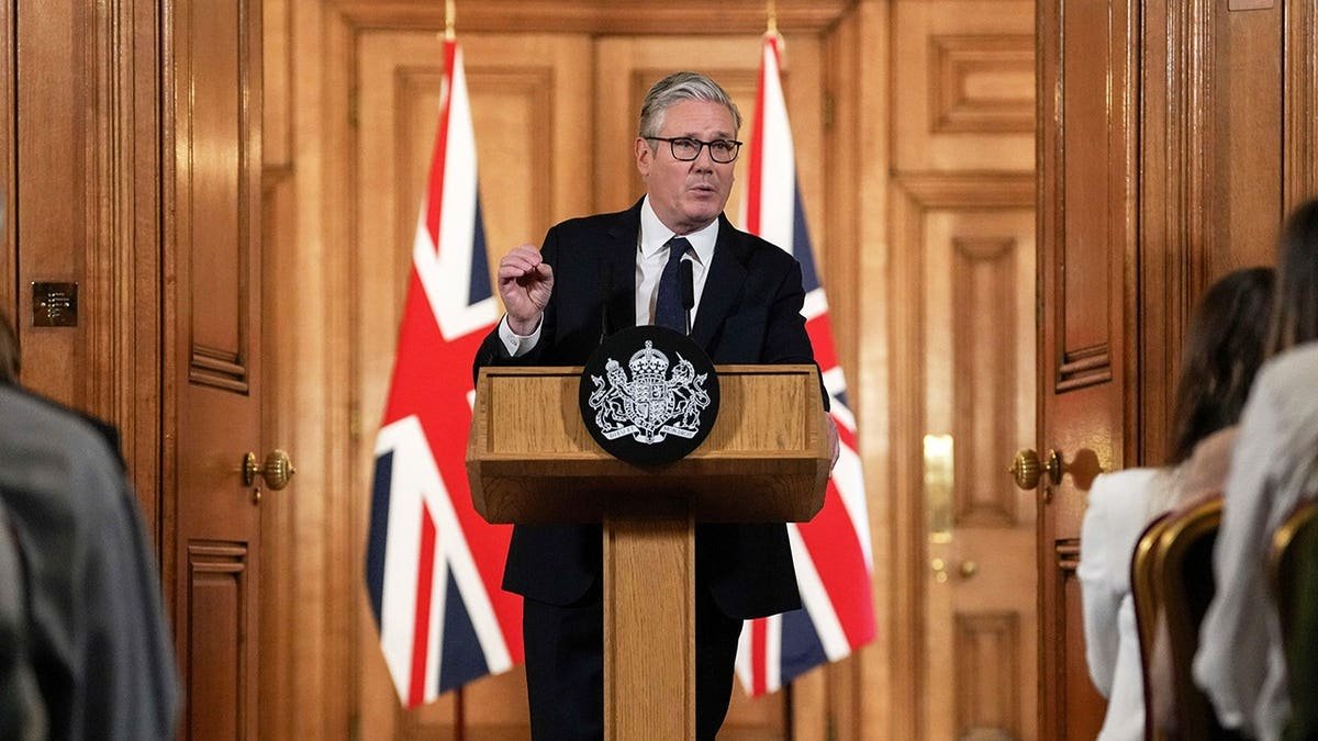 នាយករដ្ឋមន្ត្រីអង់គ្លេស Keir Starmer ថ្លែងក្នុងសន្និសីទសារព័ត៌មាននៅ Downing Street ក្នុងទីក្រុងឡុងដ៍