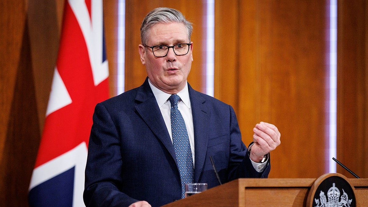 Keir Starmer ថ្លែងក្នុងសន្និសីទសារព័ត៌មាន។