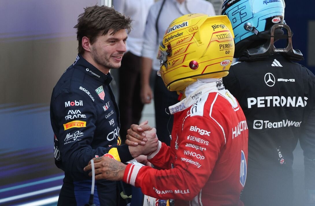 Max Verstappen ចាប់ដៃជាមួយ Lewis Hamilton Max Verstappen ចាប់ដៃជាមួយ Lewis Hamilton