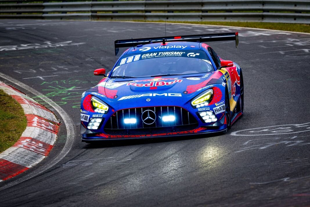 Verstappen.com រថយន្ត Mercedes GT នៅលើផ្លូវ Verstappen.com រថយន្ត Mercedes GT នៅលើផ្លូវ