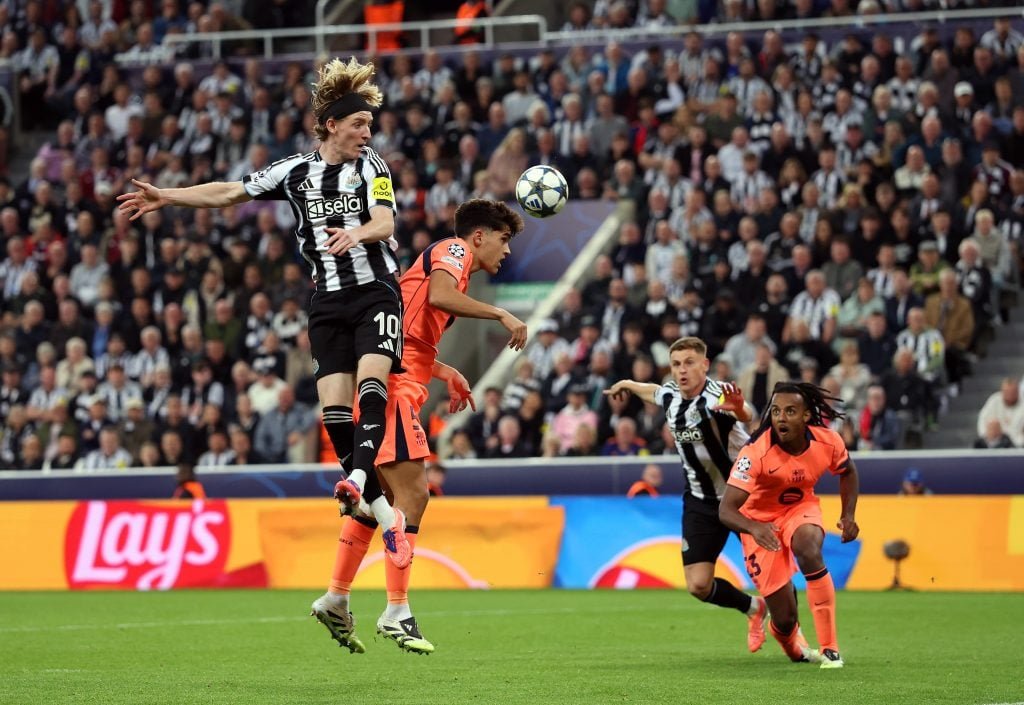 NEWCASTLE UPON TYNE ប្រទេសអង់គ្លេស - ថ្ងៃទី 18 ខែកញ្ញា: Anthony Gordon របស់ Newcastle United បានស៊ុតបាល់បញ្ចូលទីក្រោមសម្ពាធពី Pau Cubarsi របស់ FC Barcelona ក្នុងការប្រកួត MD1 នៃពានរង្វាន់ UEFA Champions League Phase 2025/26 រវាង Newcastle United FC និង FC Barcelona នៅកីឡដ្ឋាន St James' Park នៅថ្ងៃទី 25 ខែកញ្ញា ឆ្នាំ 2025 ប្រទេសអង់គ្លេស។ (រូបថតដោយ Stu Forster/Getty Images)