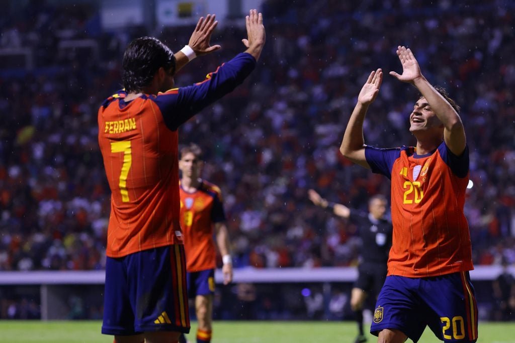 Ferran Torres និង Pedri មកពីប្រទេសអេស្ប៉ាញ