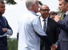លោក Macron គោរពវិញ្ញាណក្ខន្ធលោក Deschamps មុនពេលចាកចេញ