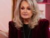 តន្ត្រី។ Bonnie Tyler តារាចម្រៀងទសវត្សរ៍ឆ្នាំ 1980 បានភ្ញាក់ពីសន្លប់ ប៉ុន្តែស្ថានភាពរបស់នាងនៅតែធ្ងន់ធ្ងរ។