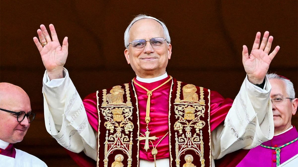 Pope Leo XIV Robert Prevost ឈរនៅលើយ៉រនៃវិហារ St. Peter's Basilica ក្នុងបុរីវ៉ាទីកង់