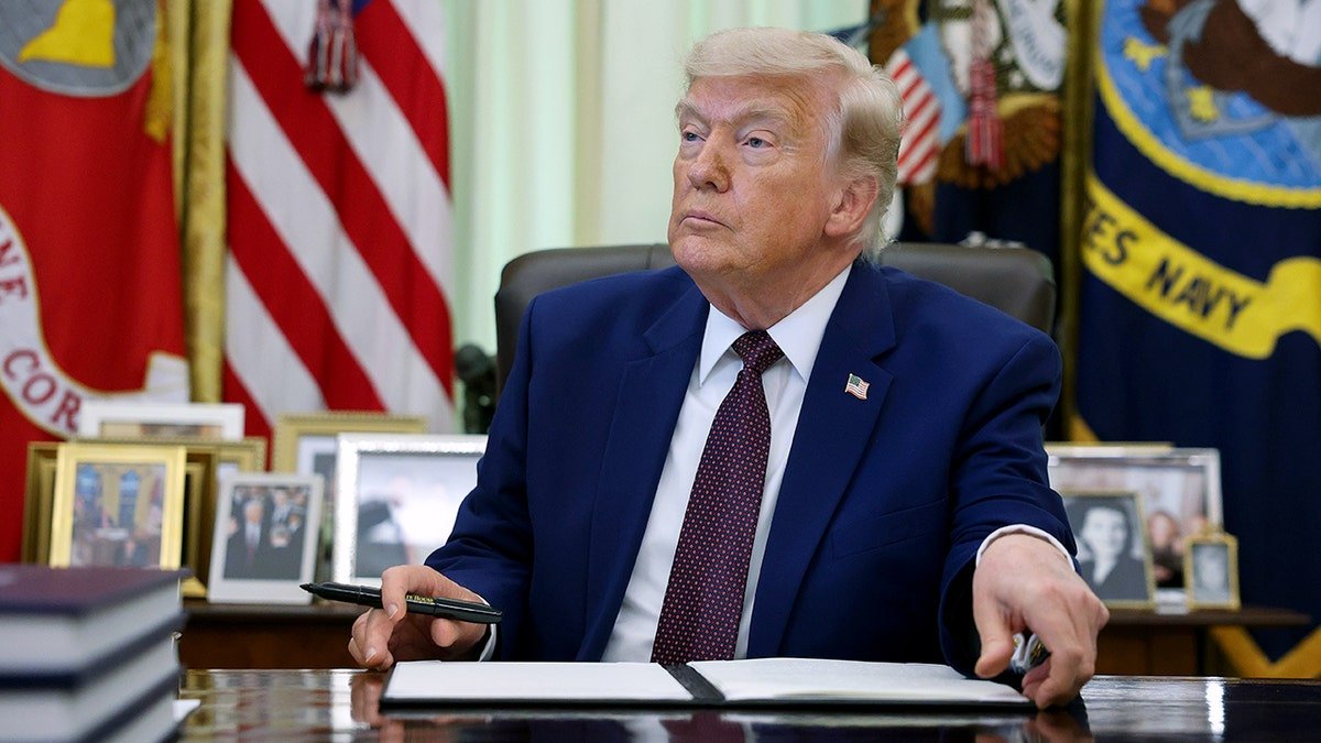 លោកប្រធានាធិបតី Donald Trump ចុះហត្ថលេខាលើបទបញ្ជាប្រតិបត្តិមួយនៅក្នុងការិយាល័យ Oval Office នៃសេតវិមាន។