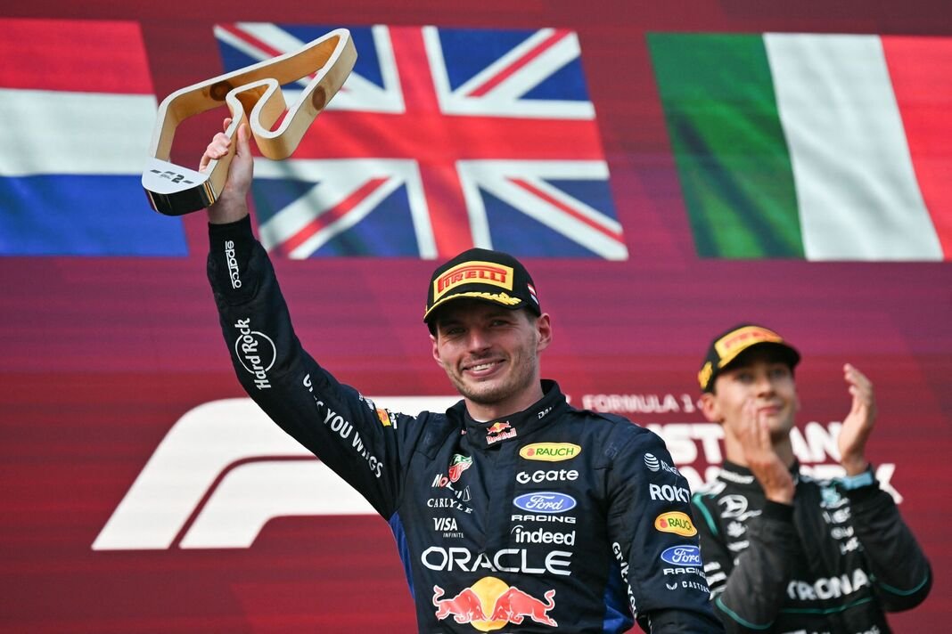 Max Verstappen ជាមួយ George Russell នៅលើវេទិកា
